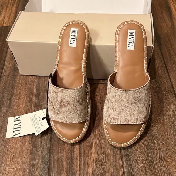 🐄 NWT Myra brand leather and cow hide“Spruce-Up” style flats - Picture 8 of 13